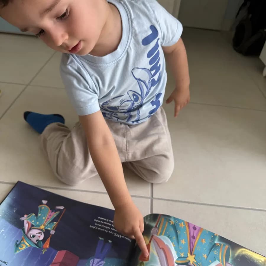 Un bambino indica Otto nella Notte Magica