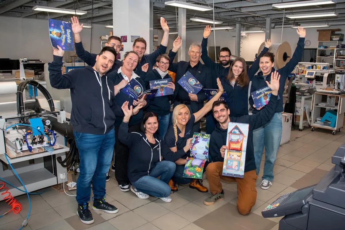 Il team della tipografia con i libri iStory